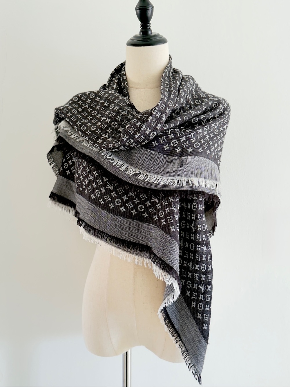 Louis Vuitton Classic Shawl Black Gray Color 50% Wool 50% Silk Made in Italy